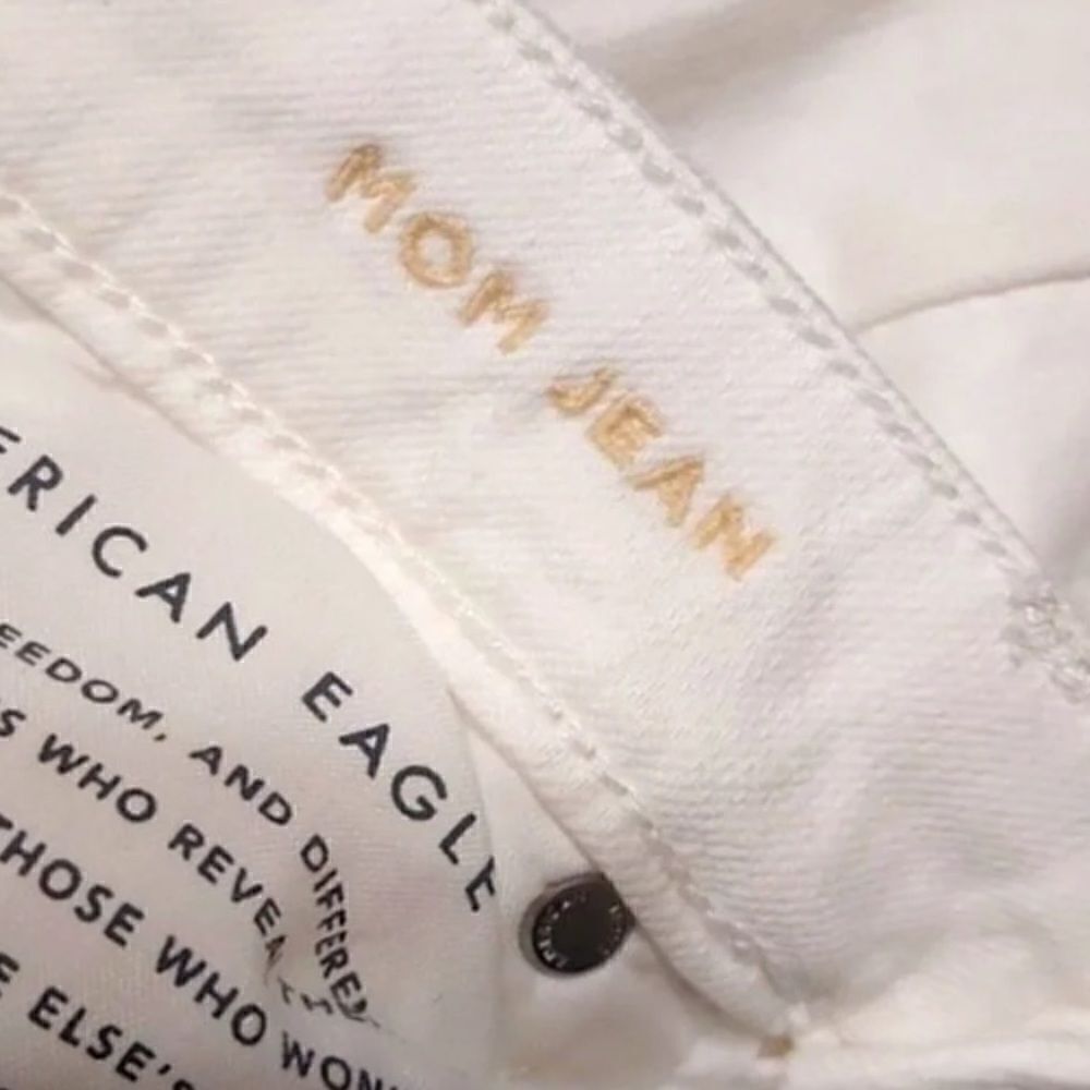 American Eagle White Ripped Mom Jeans Size 8 or W29 Short - Picture 4 of 9
